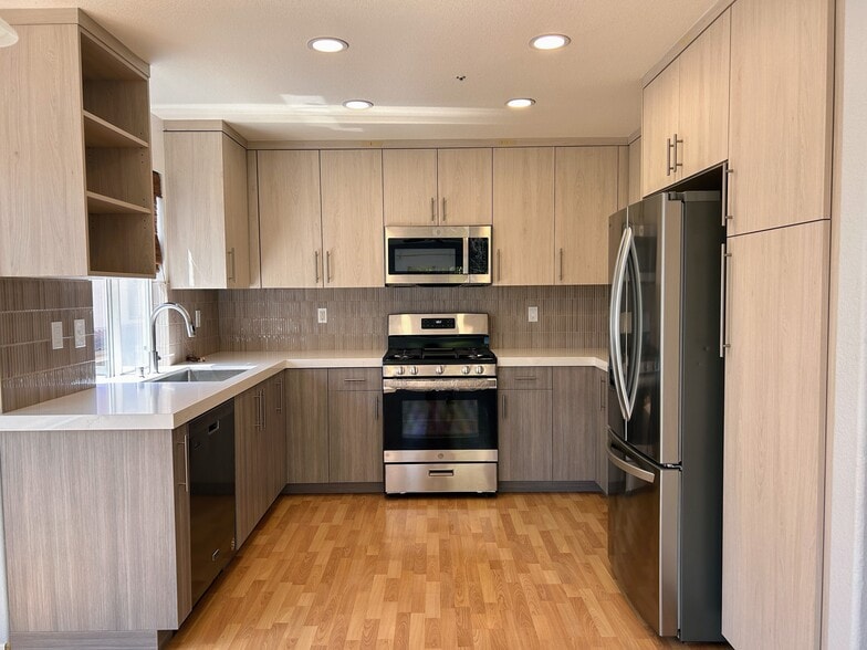 Building Photo - 10242 Wateridge Cir