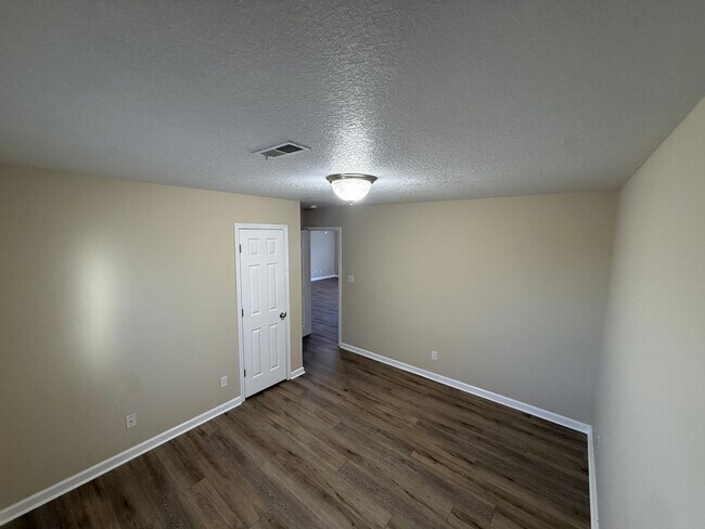 Building Photo - Great Home in Convenient Halls Location