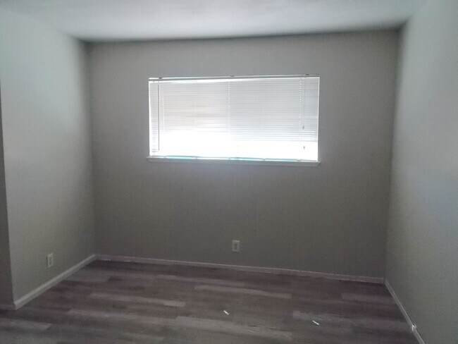 Building Photo - Spacious 4-Bedroom, 3-Bathroom Home with O...