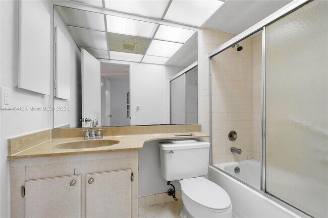 Building Photo - 1638 Embassy Dr