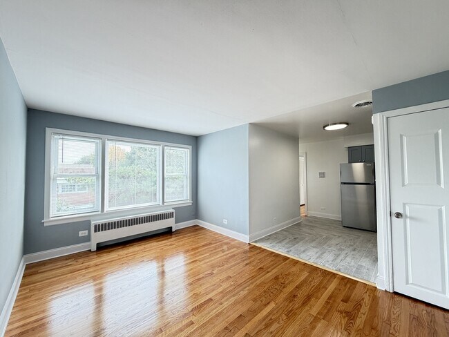 Building Photo - 2754 W North Shore Ave