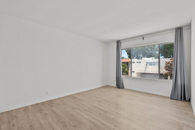 Building Photo - 21000 Parthenia St
