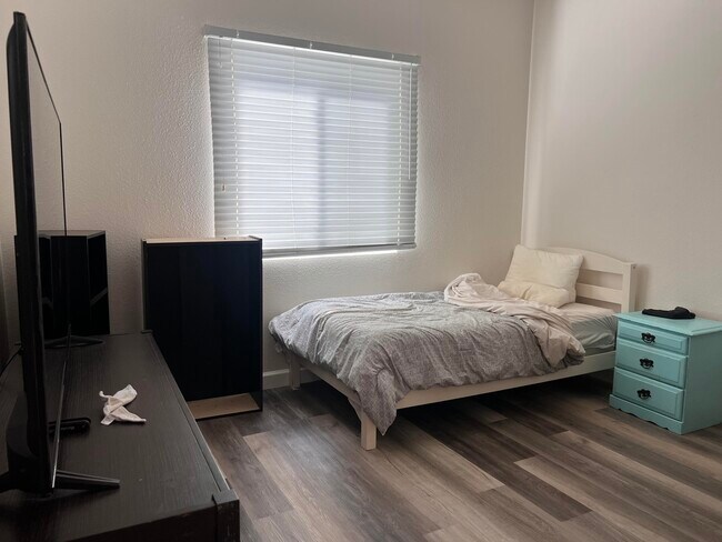 Building Photo - 9762 Palm Dr