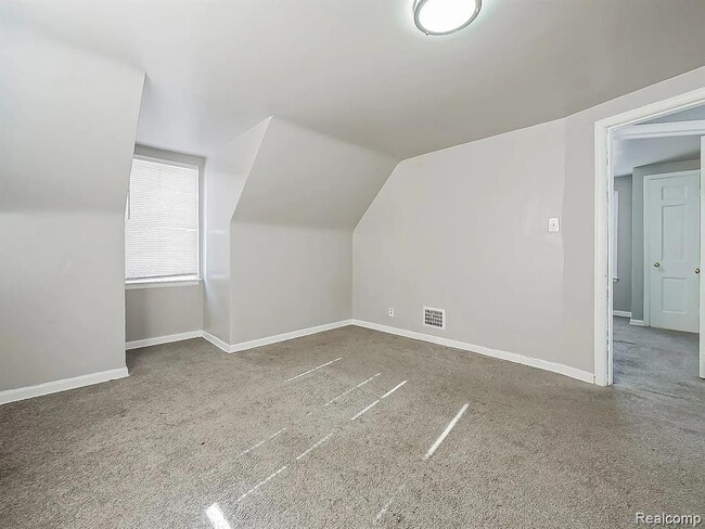 Building Photo - 9744 Lakepointe St