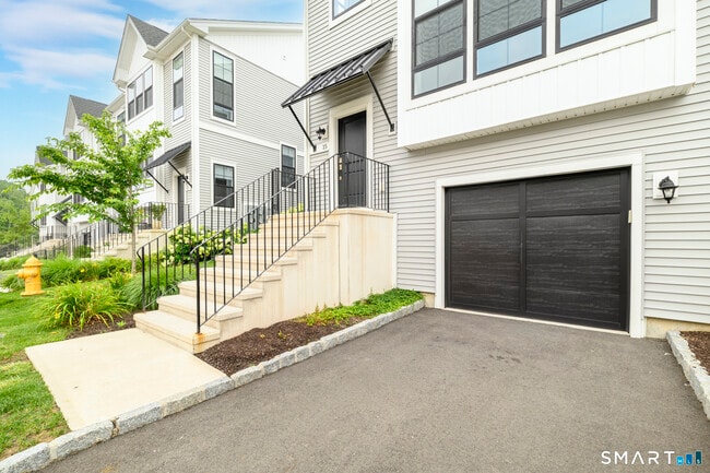 Building Photo - 15 E Cross Trail