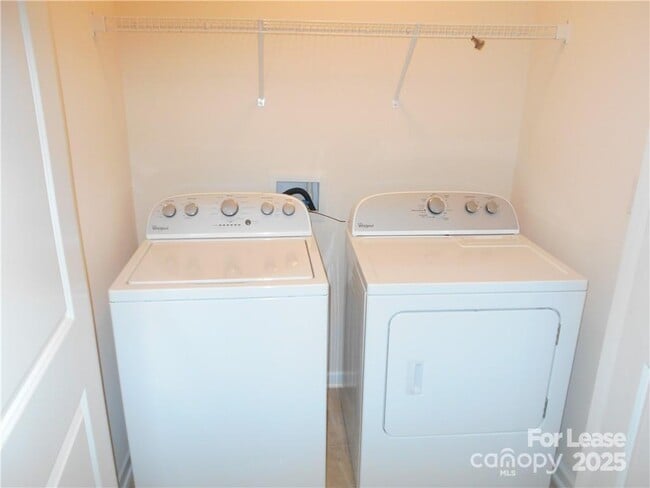 Building Photo - 2605 Silverthorn Dr