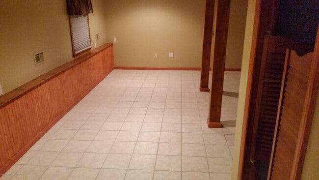 Building Photo - 744 Spray Ave