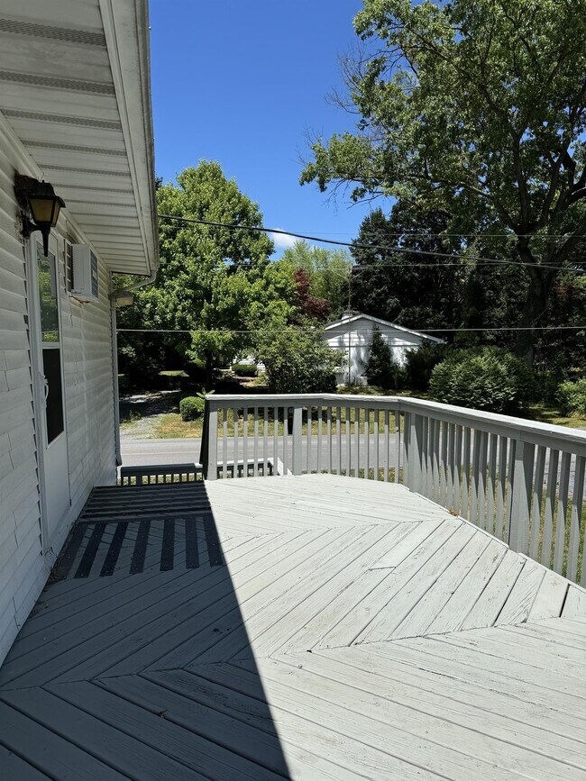 Building Photo - 1468 Rock Cliff Dr
