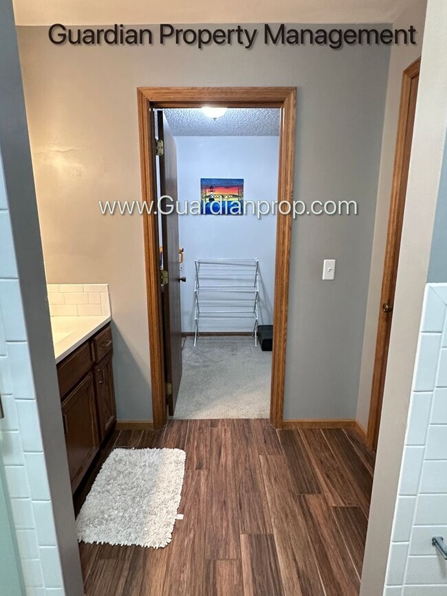 Building Photo - St Louis Park 2 Bedroom Town Home, Dishwasher, 1 Car Garage, Central Air, W/D