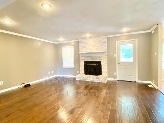 Building Photo - 802 Tiverton Pl