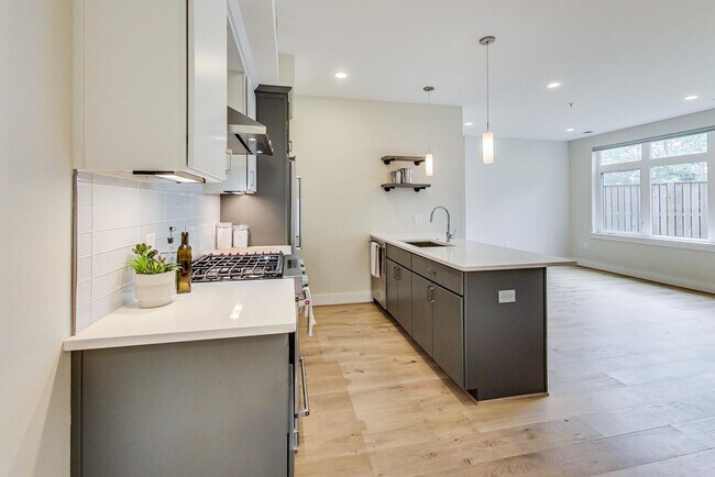 Building Photo - Gorgeous 2 bedroom 2 bath condo just steps from Columbia Hgts center $3,550