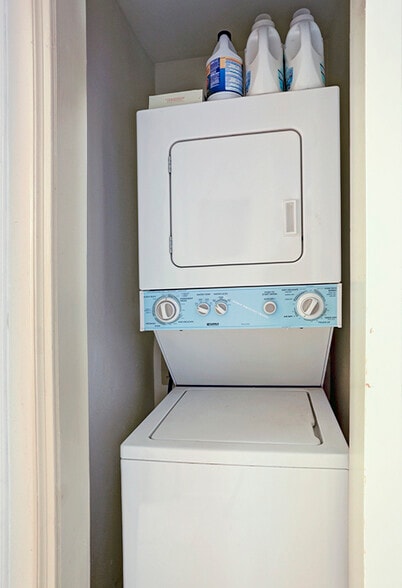 Washer/dryer in unit - 2507 Montrose Blvd