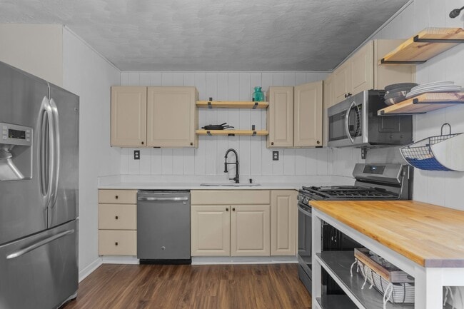 Building Photo - 620 E New England Ave