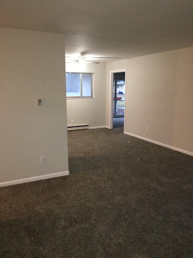 Building Photo - 2480 Walcutt Rd