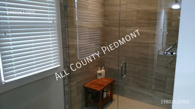 Building Photo - 913 Sedgefield Rd