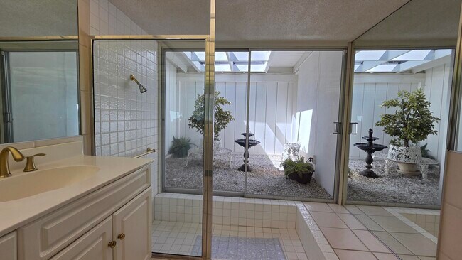 Building Photo - 1303 N Rose Ave