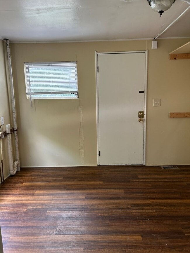 Building Photo - 2 Bedroom House off of Rosewood Available Now