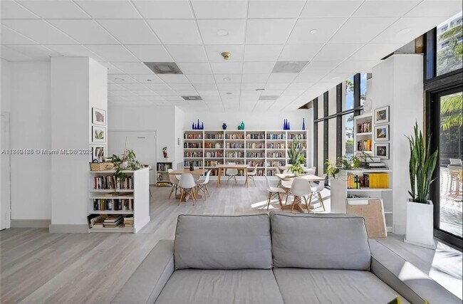 Building Photo - 1450 Brickell Bay Dr