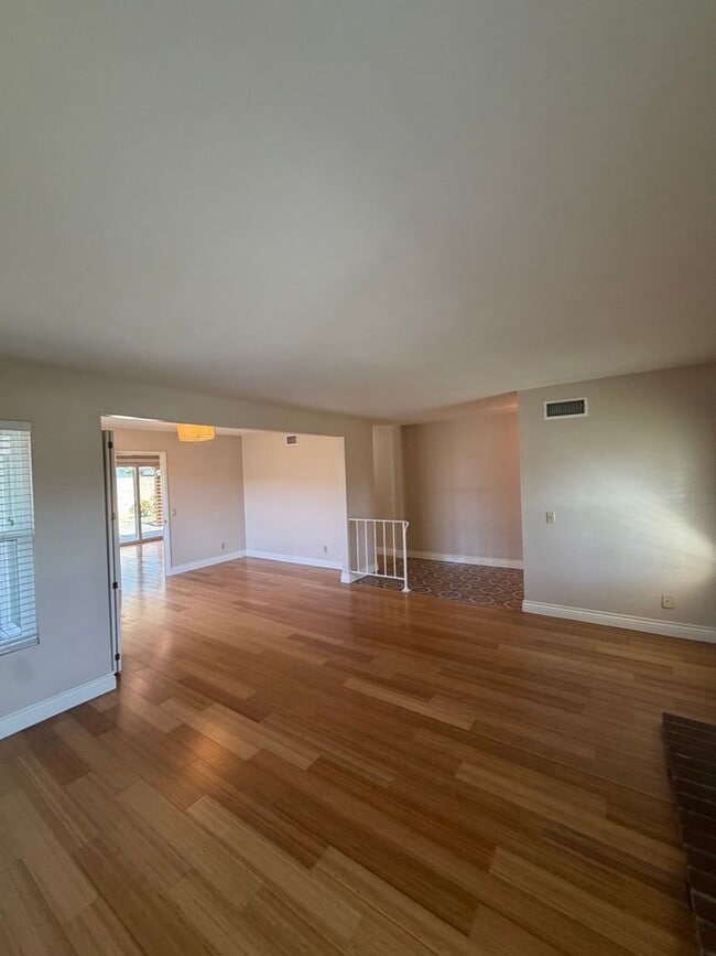 Building Photo - Beautiful 3 Bedroom Home in Avocado Heights