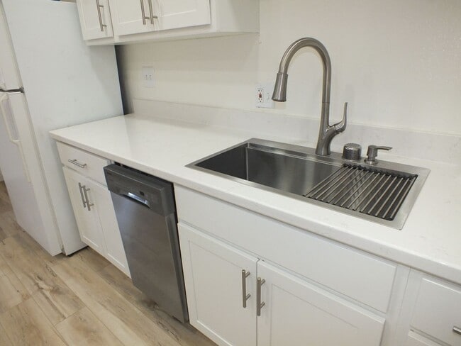 Building Photo - 2/1 1200 sf Rescue retreat - water included!