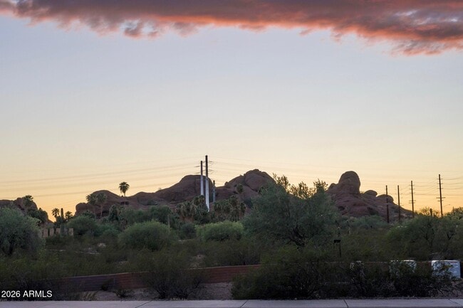 Building Photo - 322 E Bluebell Ln