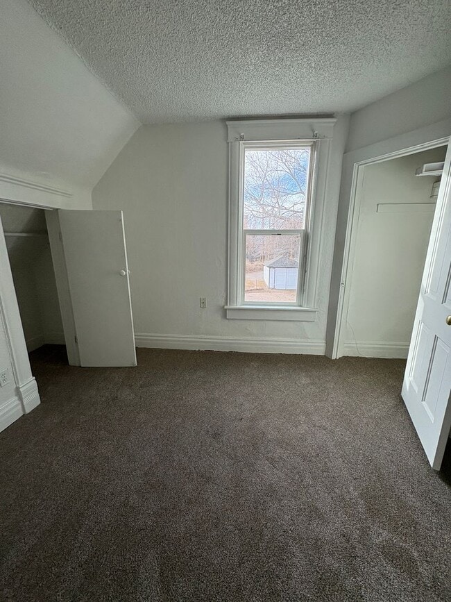 Building Photo - Beautiful 4 Bedroom, 2 Bath in Prime Location