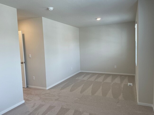 Building Photo - GORGEOUS 4 BED/2.5 BATH! HIGH END FINISHES ! SPACIOUS ROOMS ! FENCED BACK YARD !