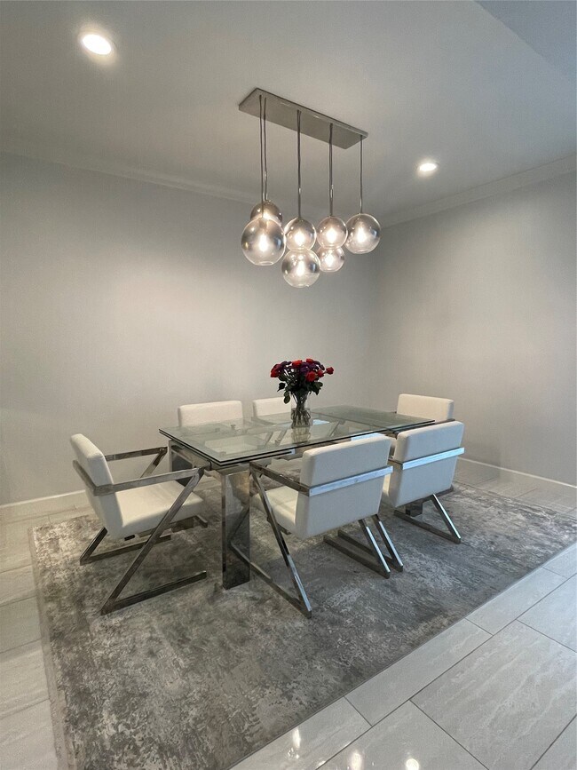 Building Photo - 6000 Sugar Hill Dr