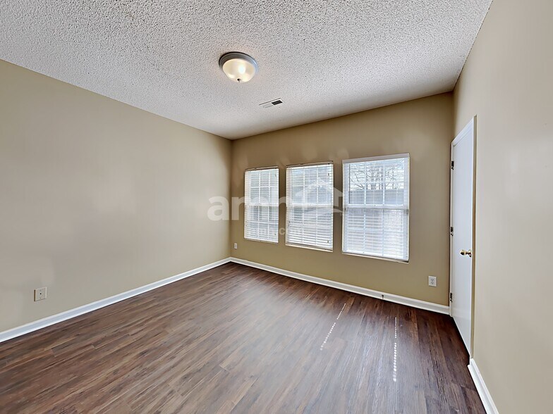 Building Photo - 116 N Honey Springs Ave