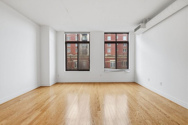 Building Photo - Experience refined urban living in this rarely available one bedroom residence in the coveted Sta...