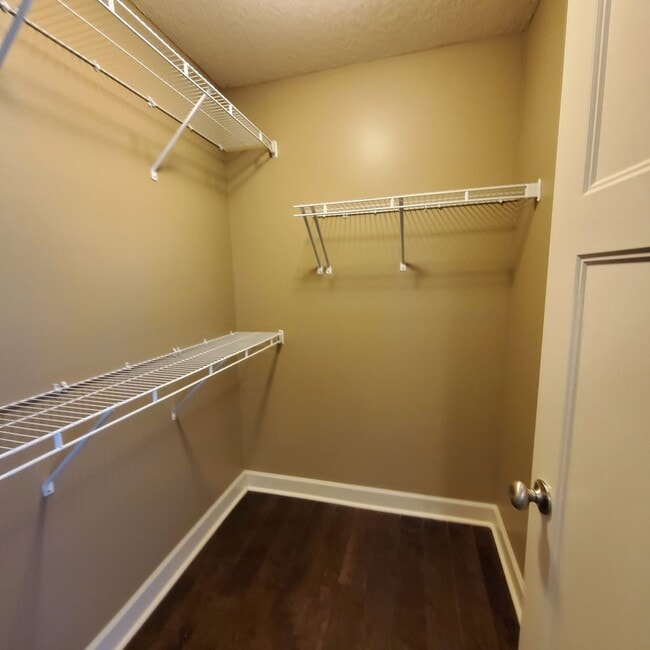 Building Photo - 518 Barnside Ln