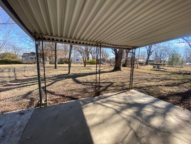 Building Photo - 2 bedroom 1.5 bath charming home