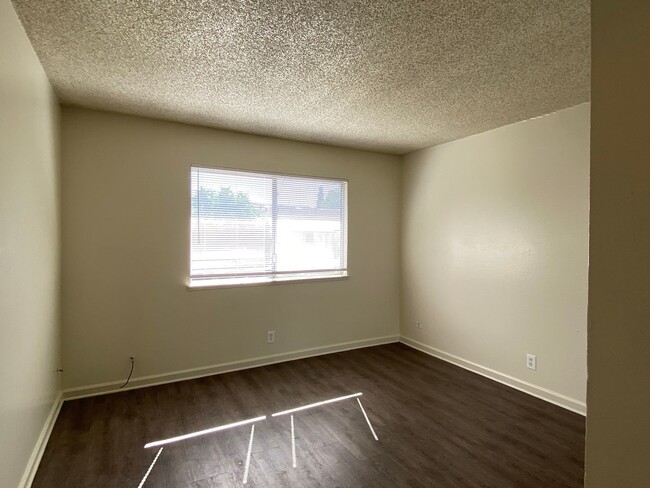 Building Photo - Spacious Two Bedroom Condo