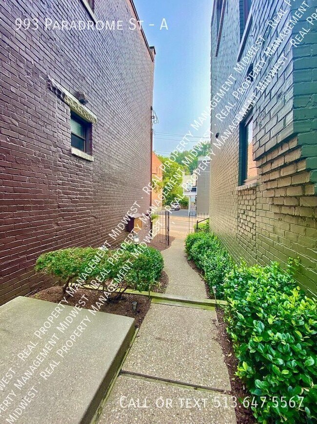 Building Photo - 993 Paradrome St