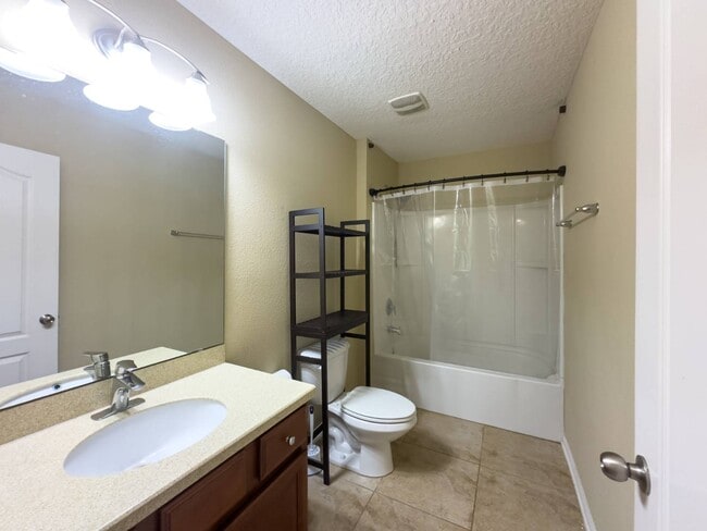 Building Photo - 15 Hunters Hollow Ct