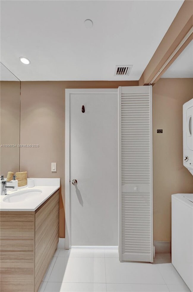 Building Photo - 121 NE 34th St