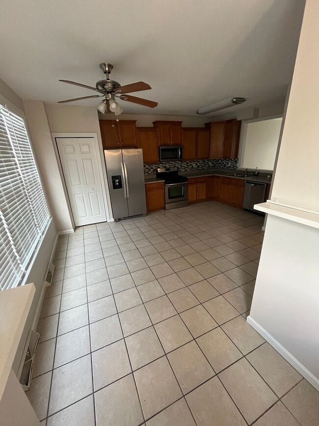 Building Photo - Newly Renovated 3 Bed 2.5 Bath Townhouse A...