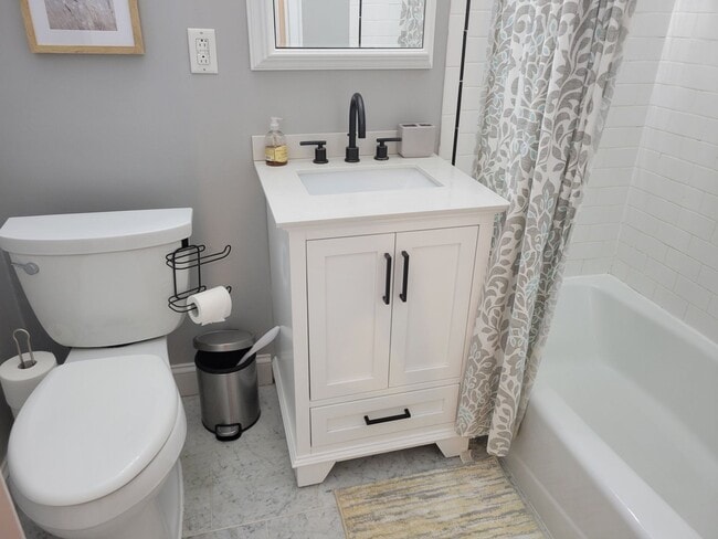 Building Photo - Fabulous, Furnished, Spacious 2BR with balcony in Alexandria