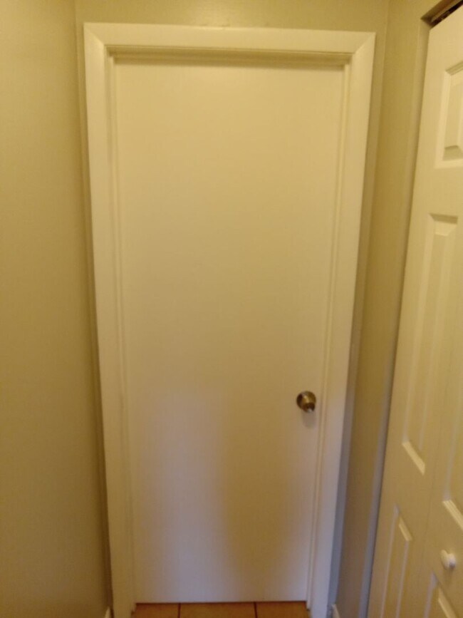 Building Photo - Move-In Ready 2BR/2BA Home with Modern Upd...