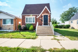 Building Photo - 9830 S Forest Ave