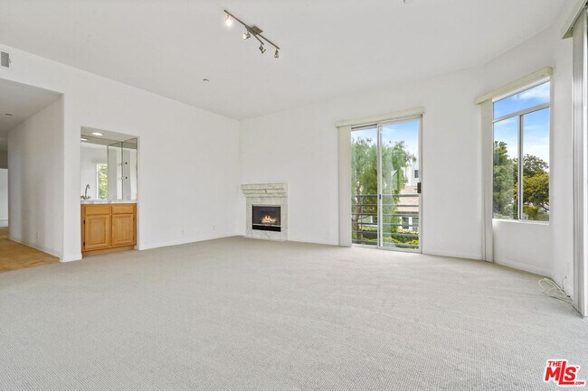 Building Photo - 1325 Arizona Ave