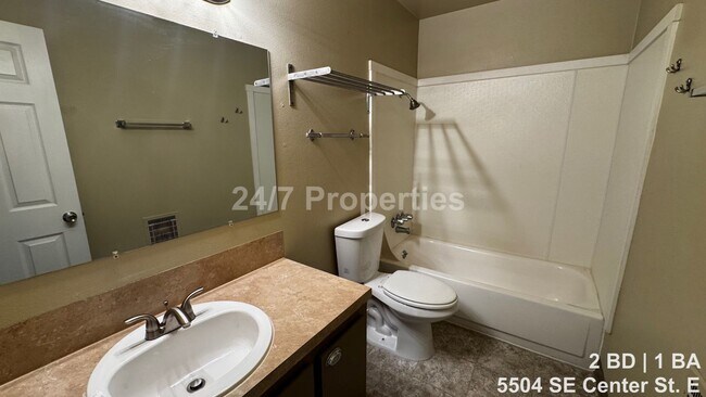 Building Photo - Upper-Level 2 BD | 1 BA Home - FoPo