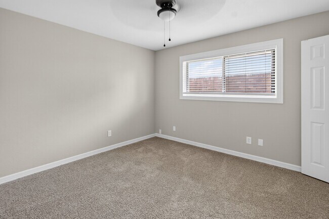 Building Photo - 2027 Ottawa Ln