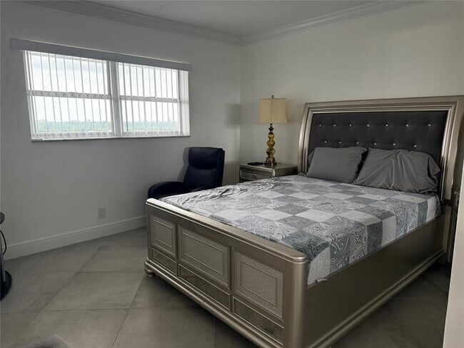 Building Photo - 1319 E Hillsboro Blvd