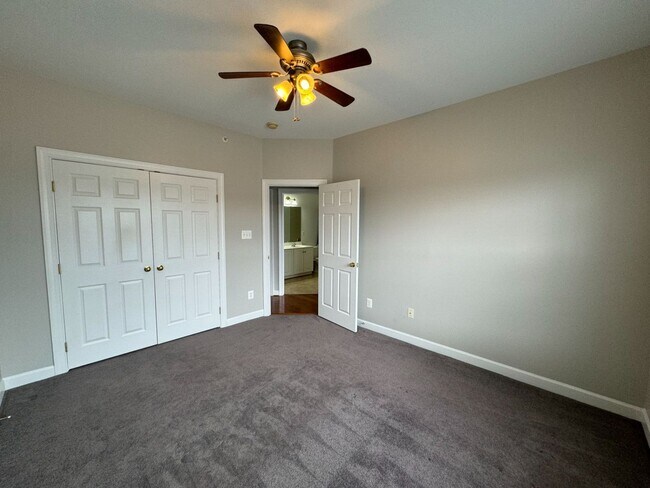 Building Photo - Stunning 3 Bed 2.5 Townhome In Amenity-Ric...