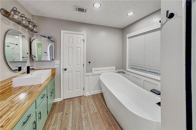 Building Photo - 985 Crystal Water Dr SE