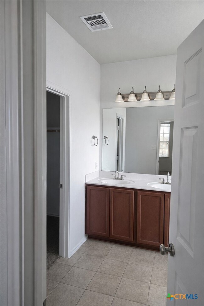 Building Photo - 2308 Isabelle Dr