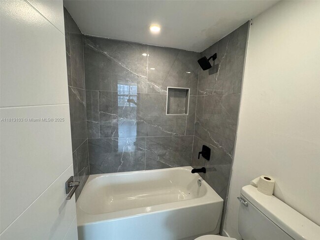 Building Photo - 1300 NE Miami Gardens Dr