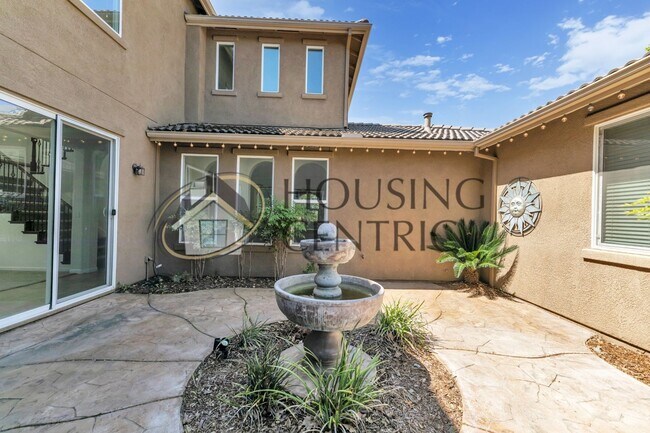 Building Photo - Beautiful Executive Home w/ Pool on 1/2 Ac...
