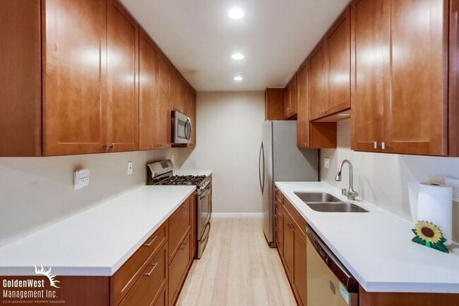 Building Photo - Cozy 2Bdm 1.5Ba Townhome with Modern Upgra...